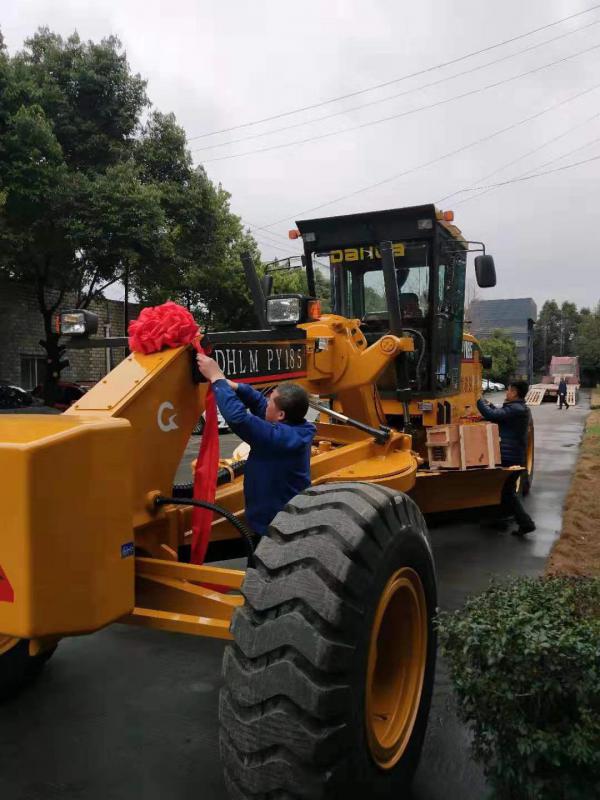 新購全新兩臺大華185型平地機